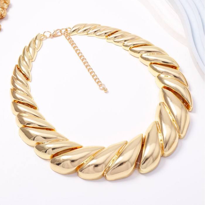 Bold Aura Necklace