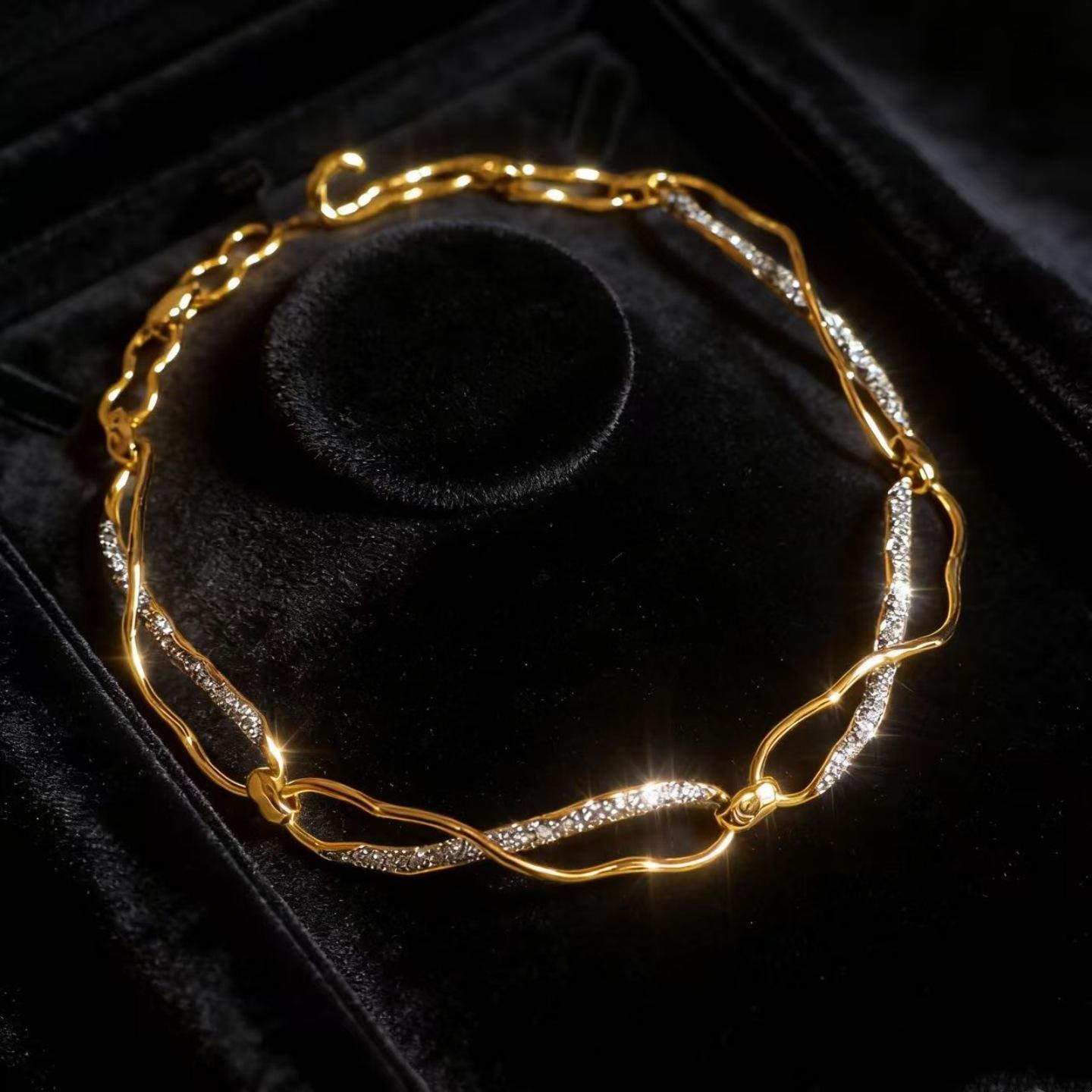 Élan Twist Necklace