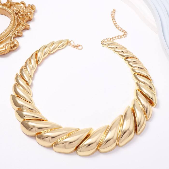 Bold Aura Necklace