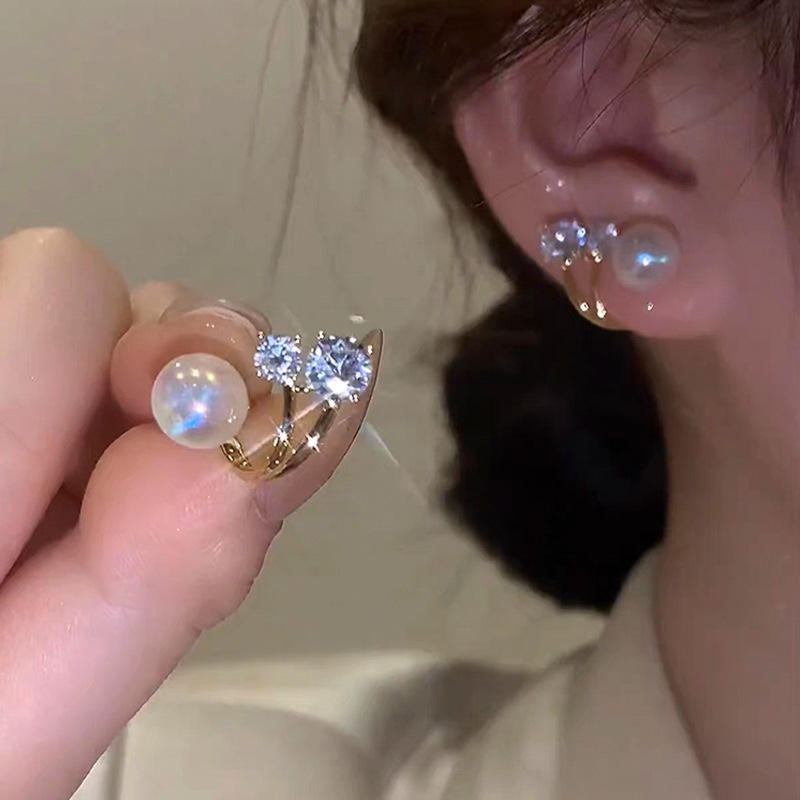 Minimal Pearl Earring