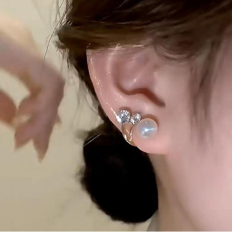 Minimal Pearl Earring