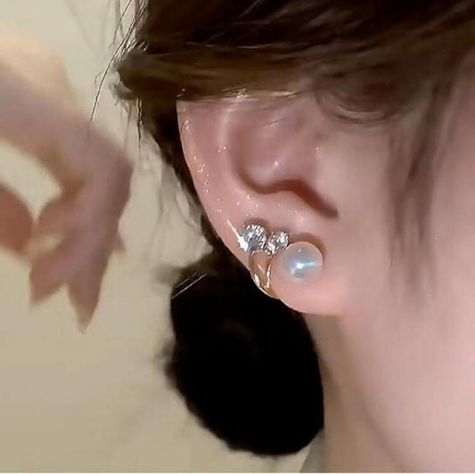 Minimal Pearl Earring