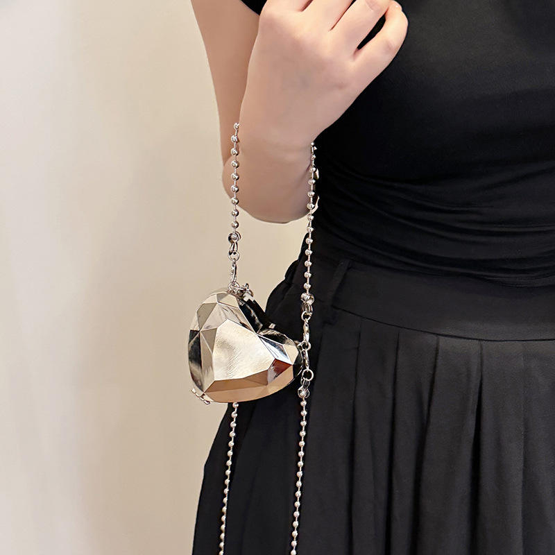 Lumi Heart Clutch