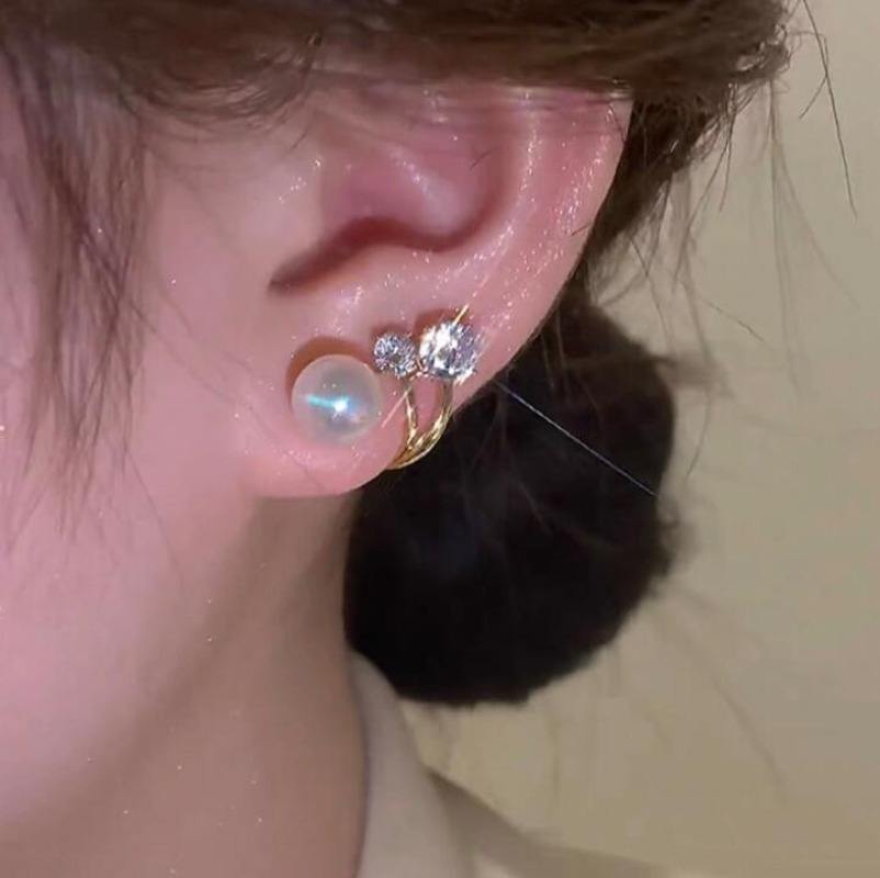 Minimal Pearl Earring