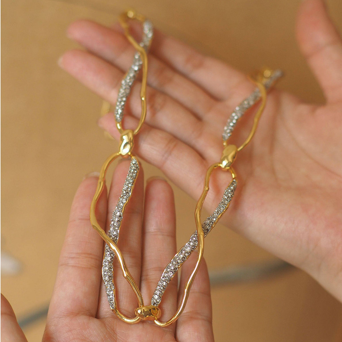 Élan Twist Necklace